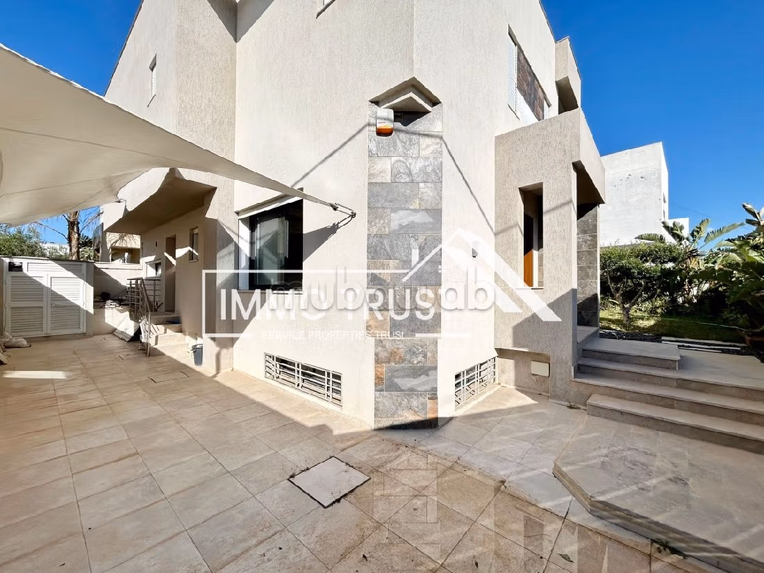 Villa S4 avec piscine jamais habité à La Soukra