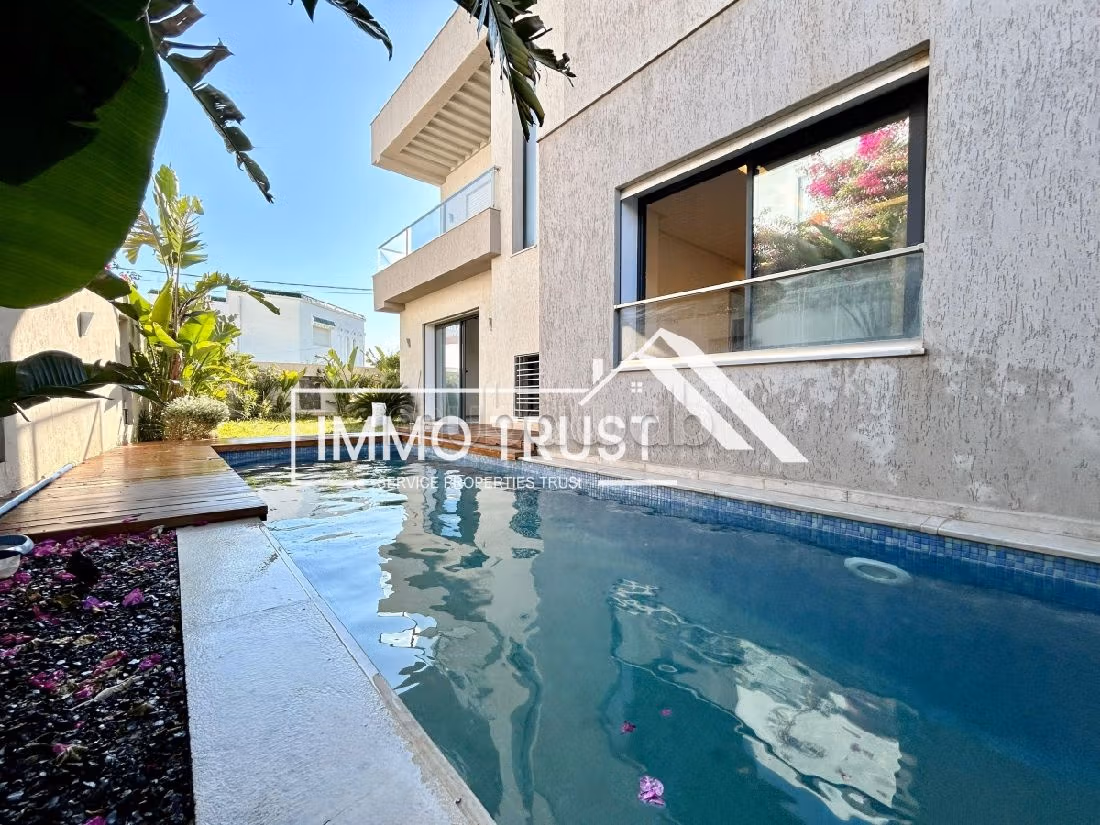 Villa S4 avec piscine jamais habité à La Soukra