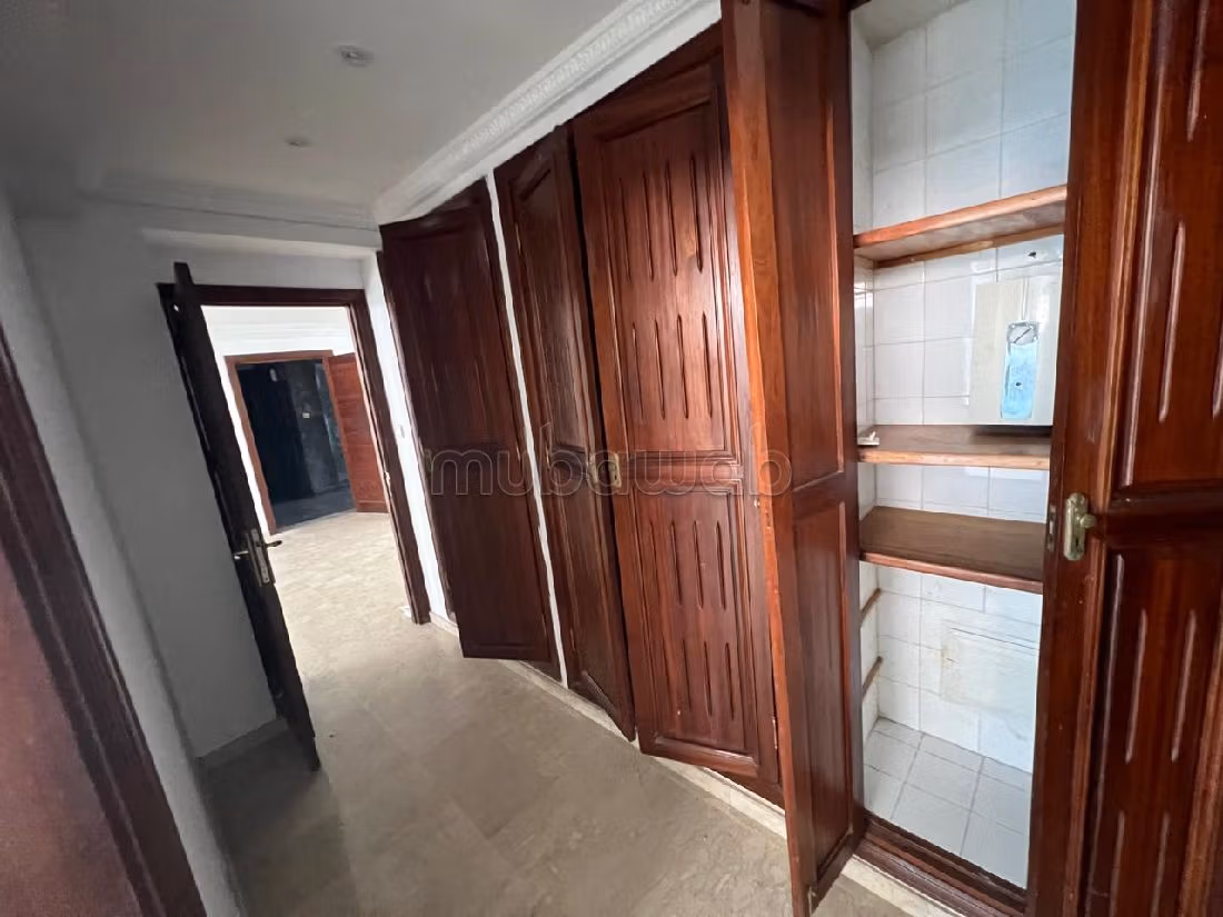 Offices for rent in Racine. Area 196 m². 