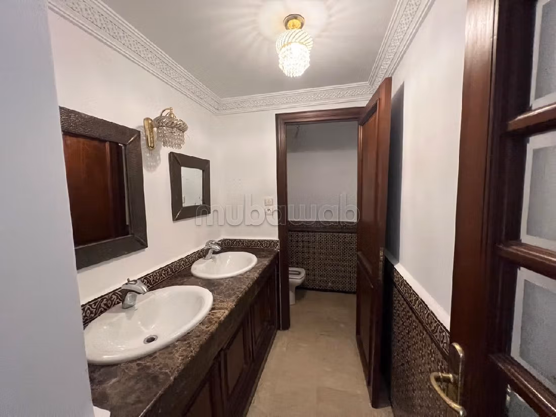 Offices for rent in Racine. Area 196 m². 