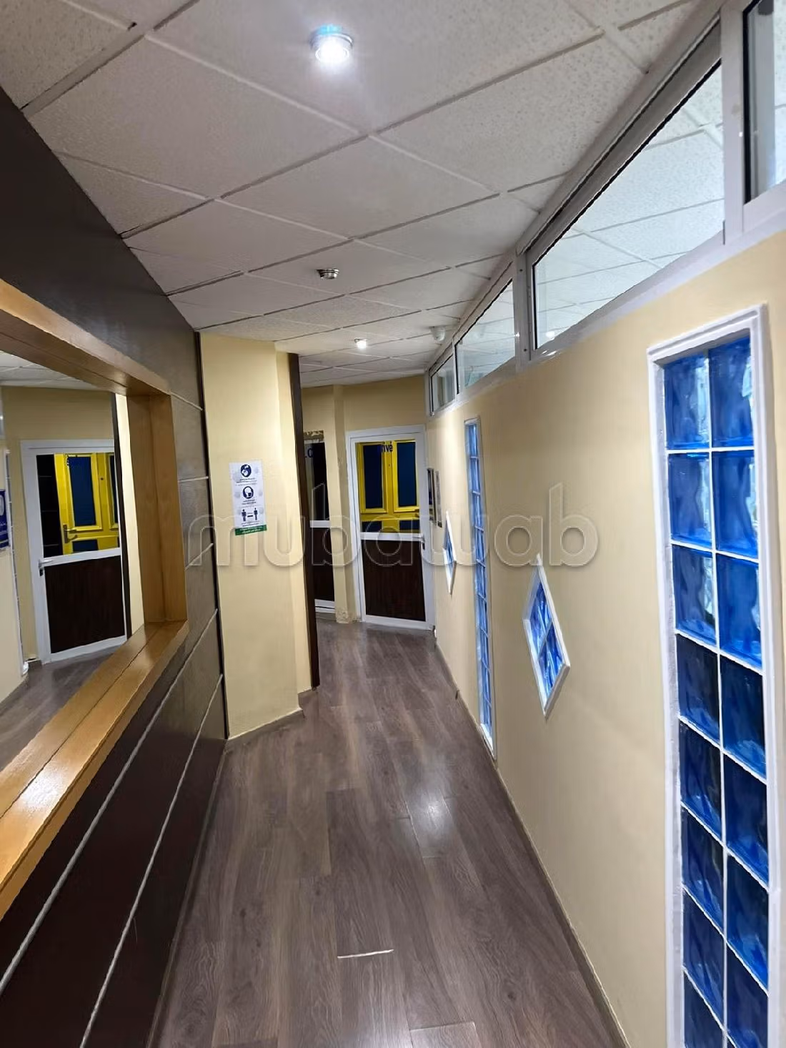 مكاتب ومحلات للبيع ب المدينة القديمة. المساحة الكلية 114 م². زجاج مزدوج. 