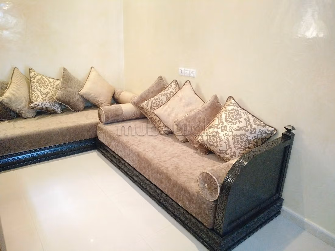 Sell apartment in Ville nouvelle. Large area 108 m². Equipped kitchen. 