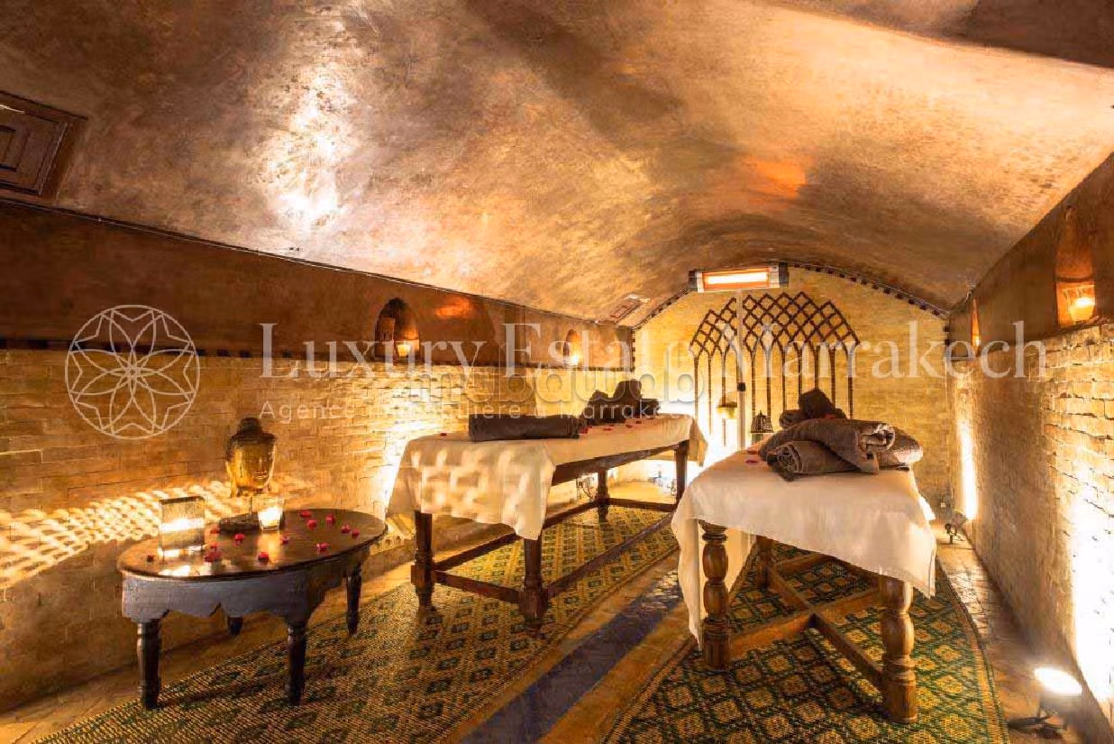 Riad en venta en Rmila. Superficie de 454 m². con muebles. 