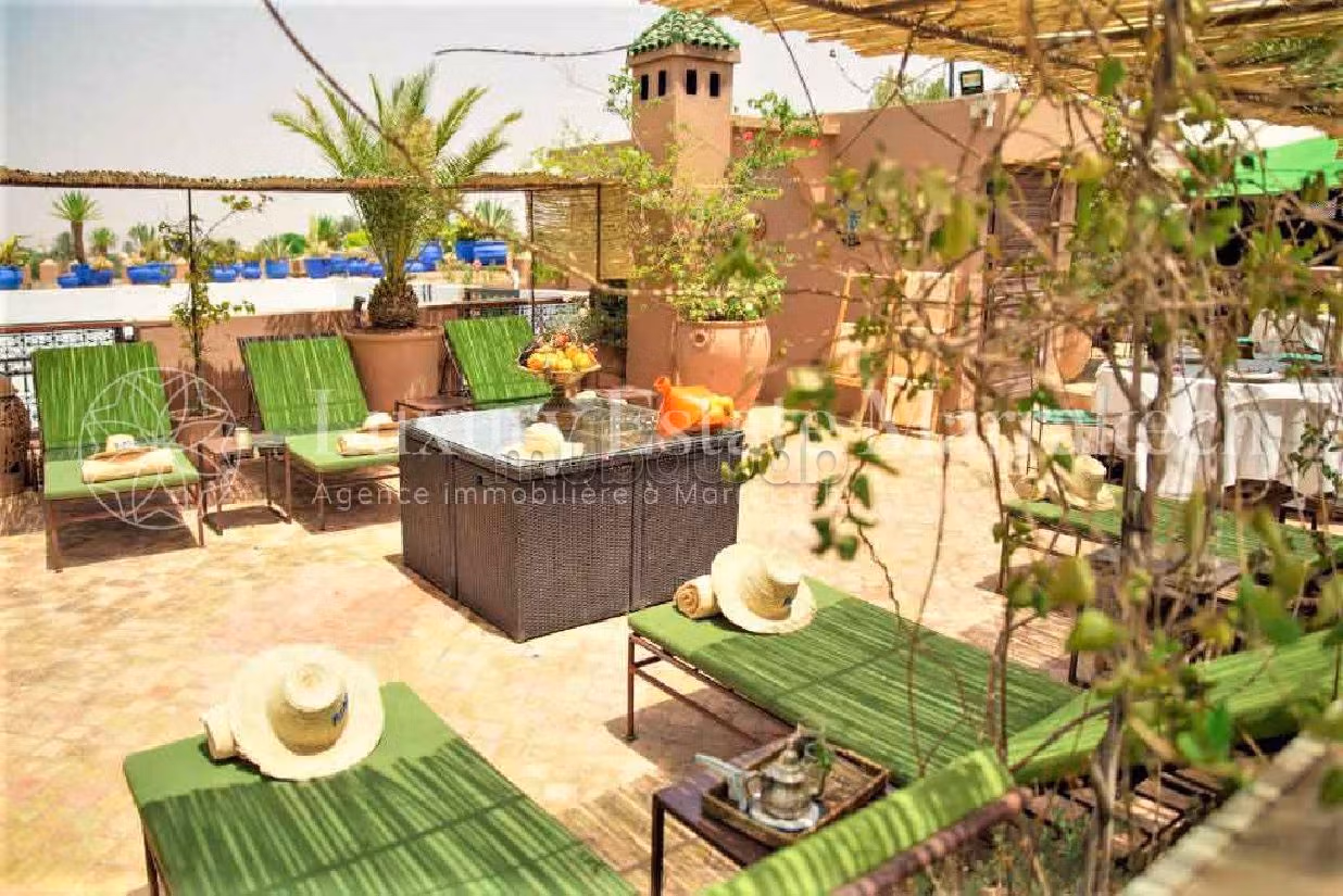 Riad en venta en Rmila. Superficie de 454 m². con muebles. 