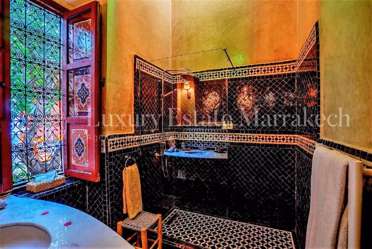 Riad en venta en Rmila. Superficie de 454 m². con muebles. 