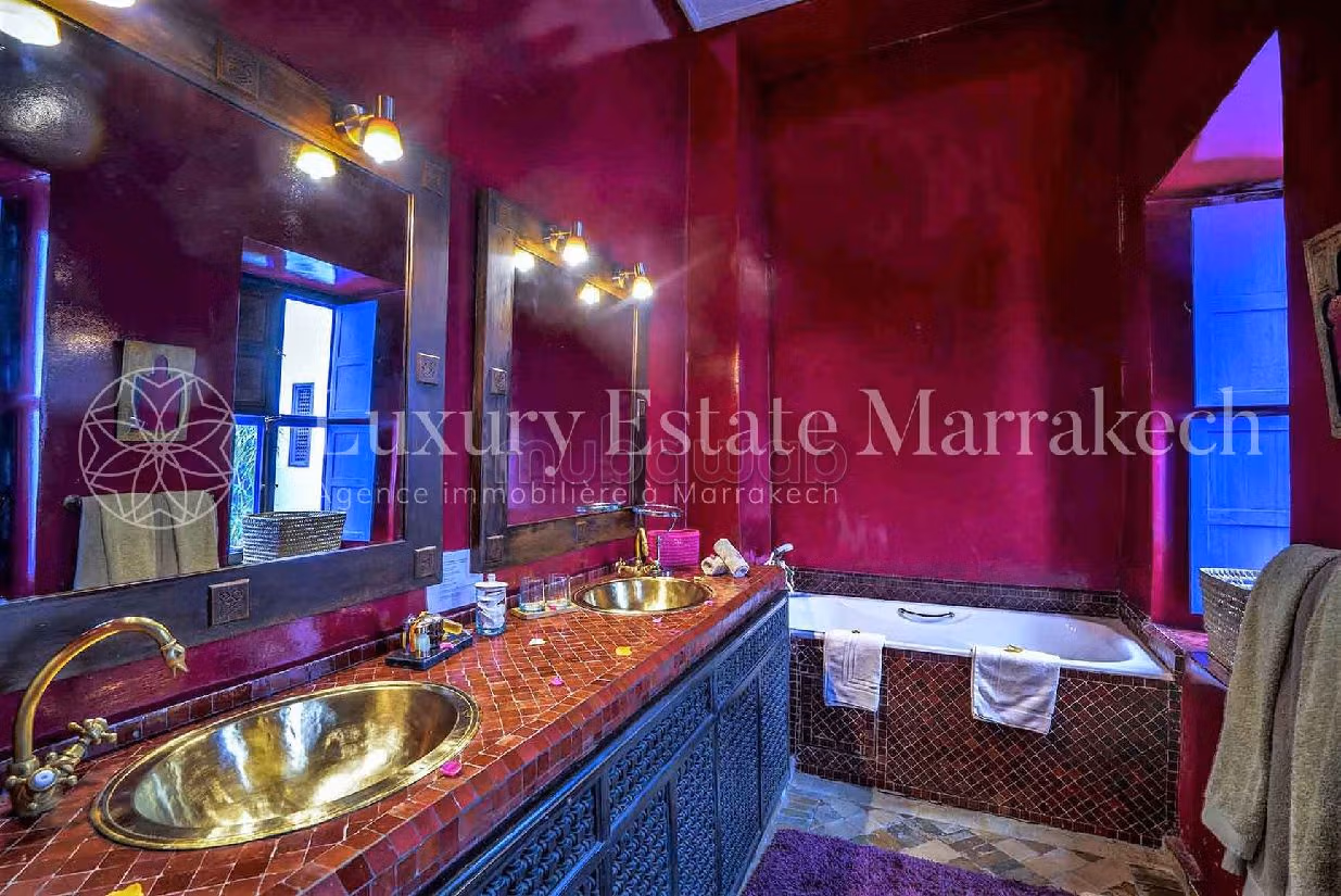 Riad en venta en Rmila. Superficie de 454 m². con muebles. 