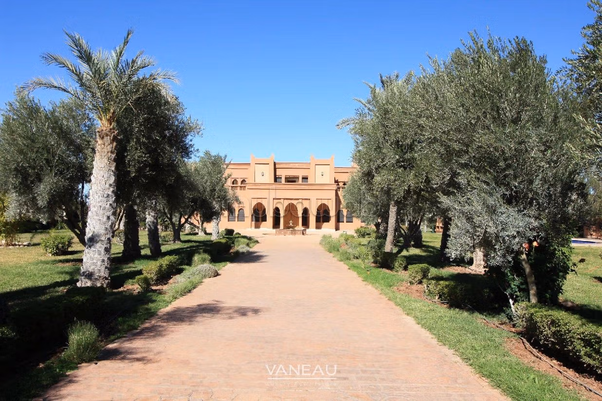 suntuosa casa en venta en Route de Tahanaout. 5 hermosas habitaciones. Piscina. 