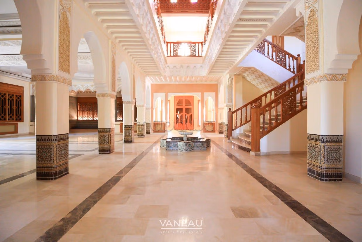 suntuosa casa en venta en Route de Tahanaout. 5 hermosas habitaciones. Piscina. 