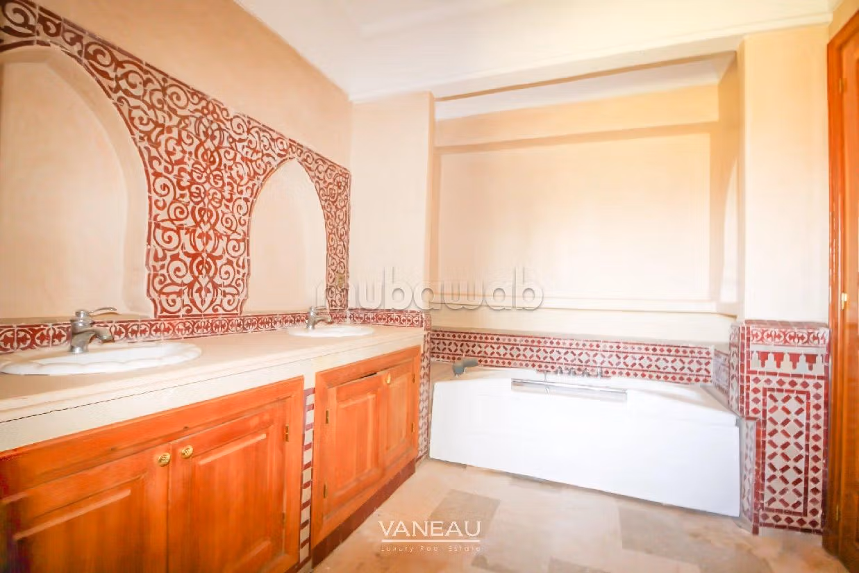 suntuosa casa en venta en Route de Tahanaout. 5 hermosas habitaciones. Piscina. 