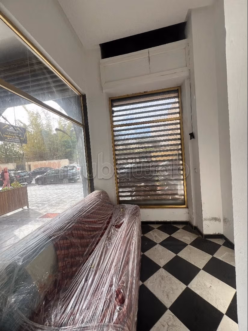 Offices & shops for sale in Diour Jamaa. Area of 17 m². Secured door, Secured neighbourhood