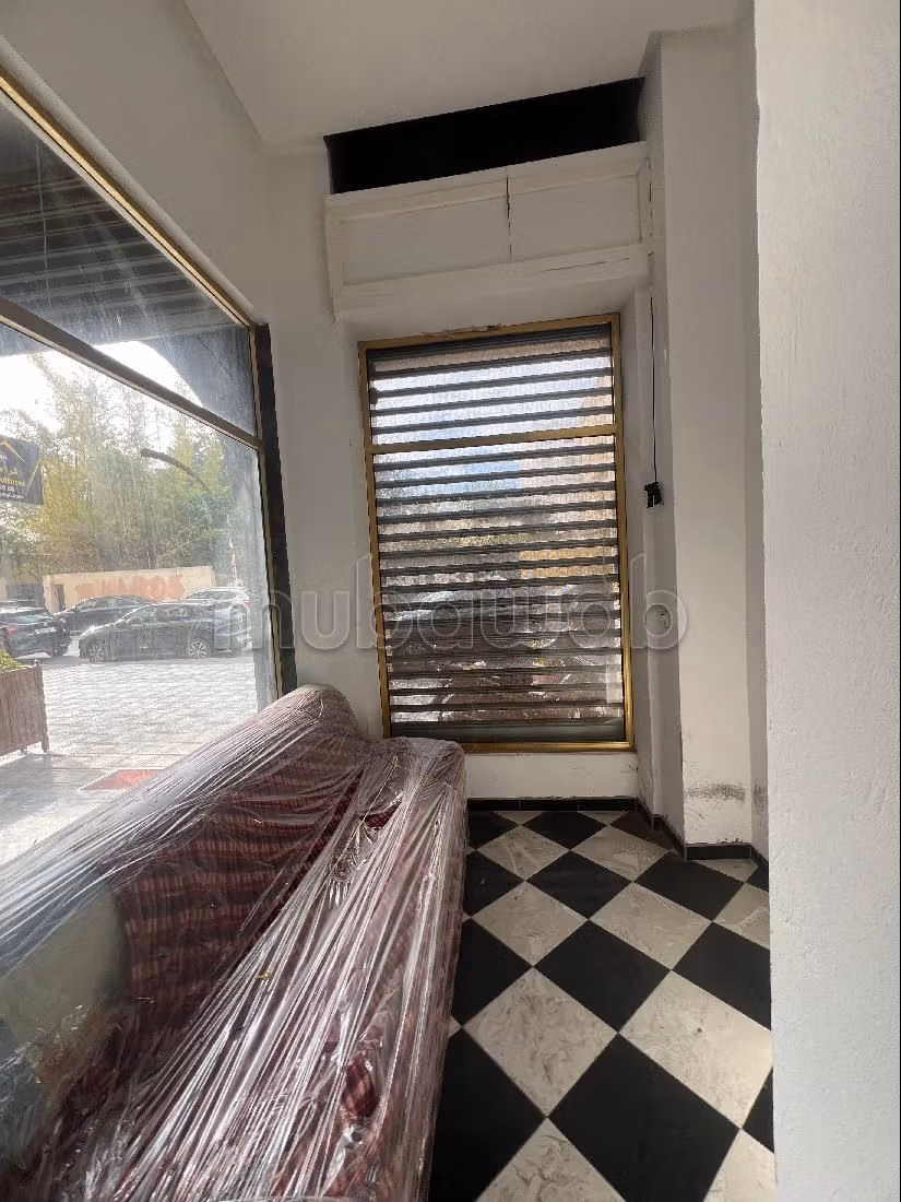 Offices & shops for sale in Diour Jamaa. Area of 17 m². Secured door, Secured neighbourhood