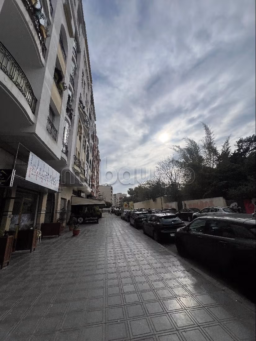 Offices & shops for sale in Diour Jamaa. Area of 17 m². Secured door, Secured neighbourhood