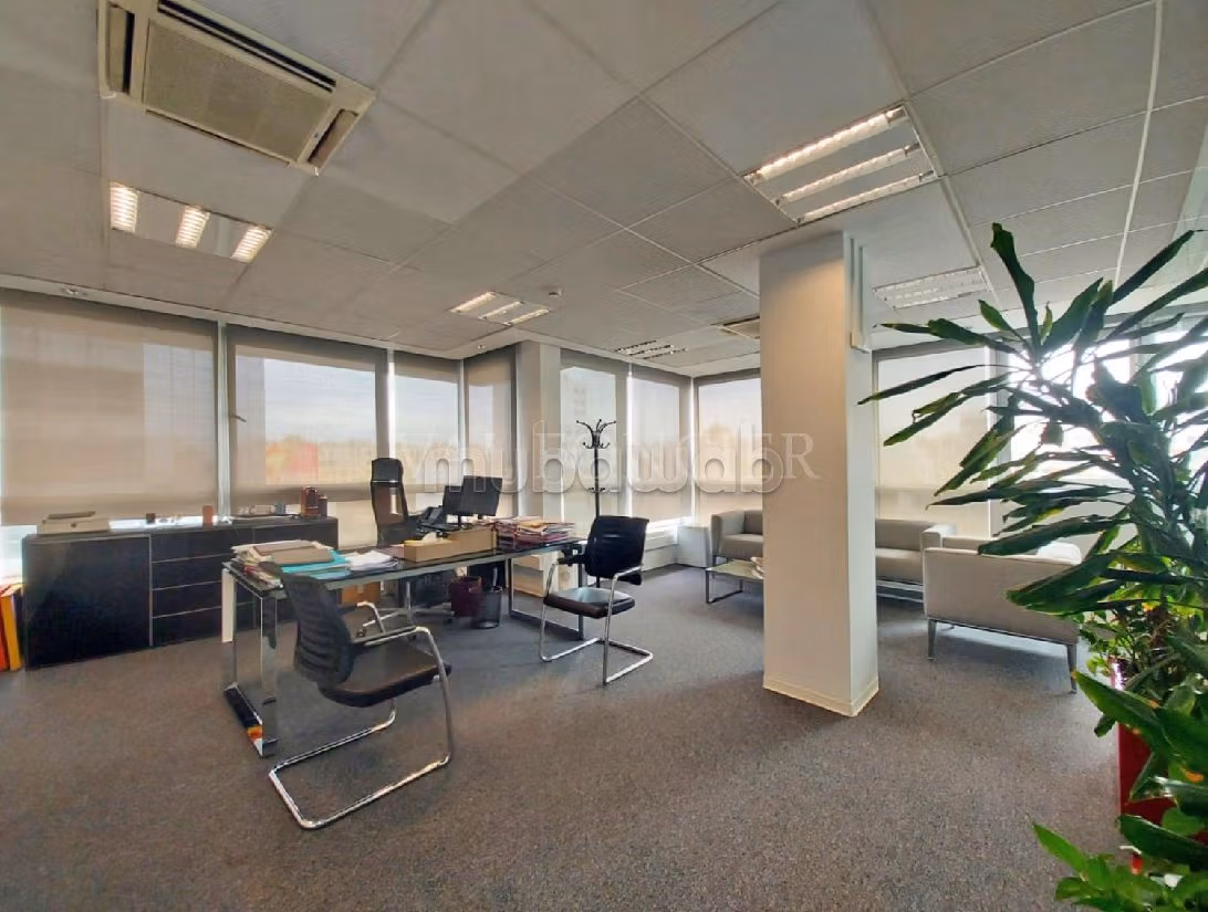 Ufficio in affitto a Les Hôpitaux. Superficie 890 m². Garage