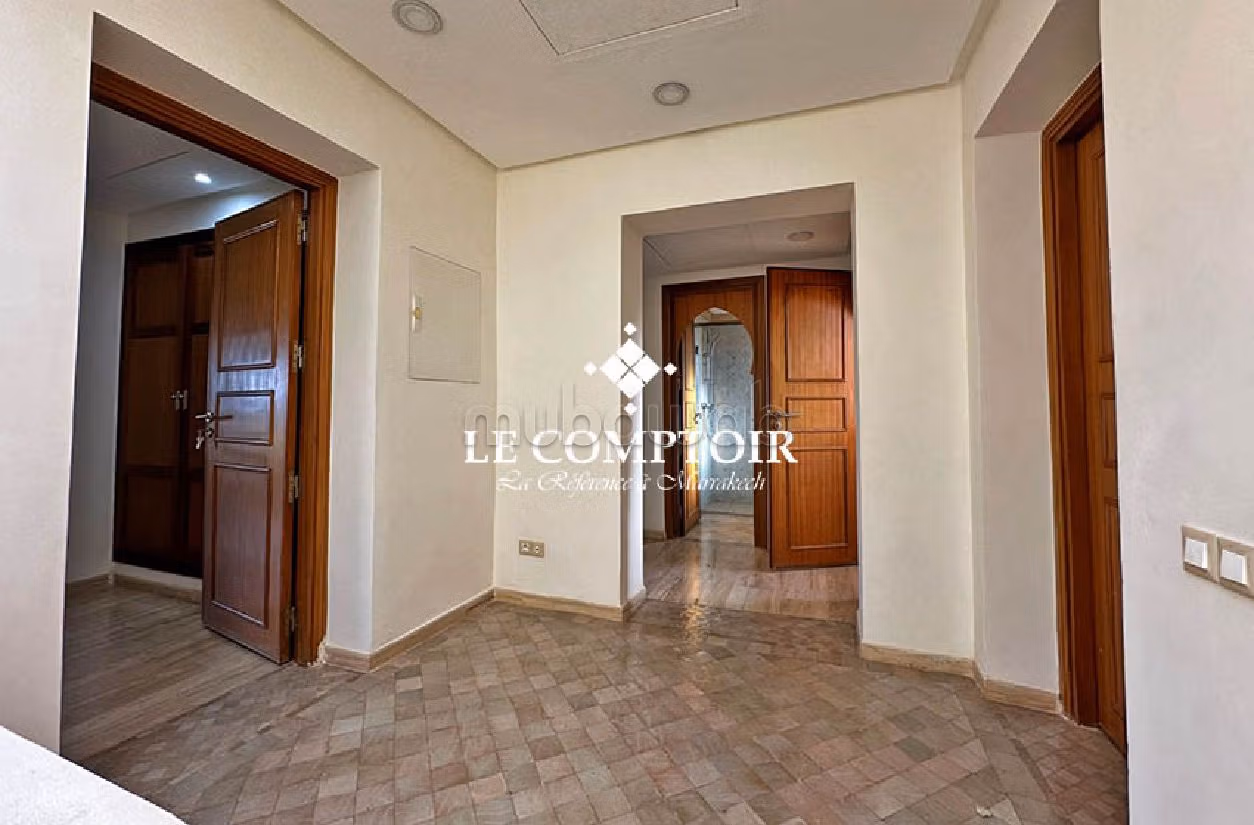 Fabulous villa for sale in Route de Fez. 3 lovely rooms. Storage unit