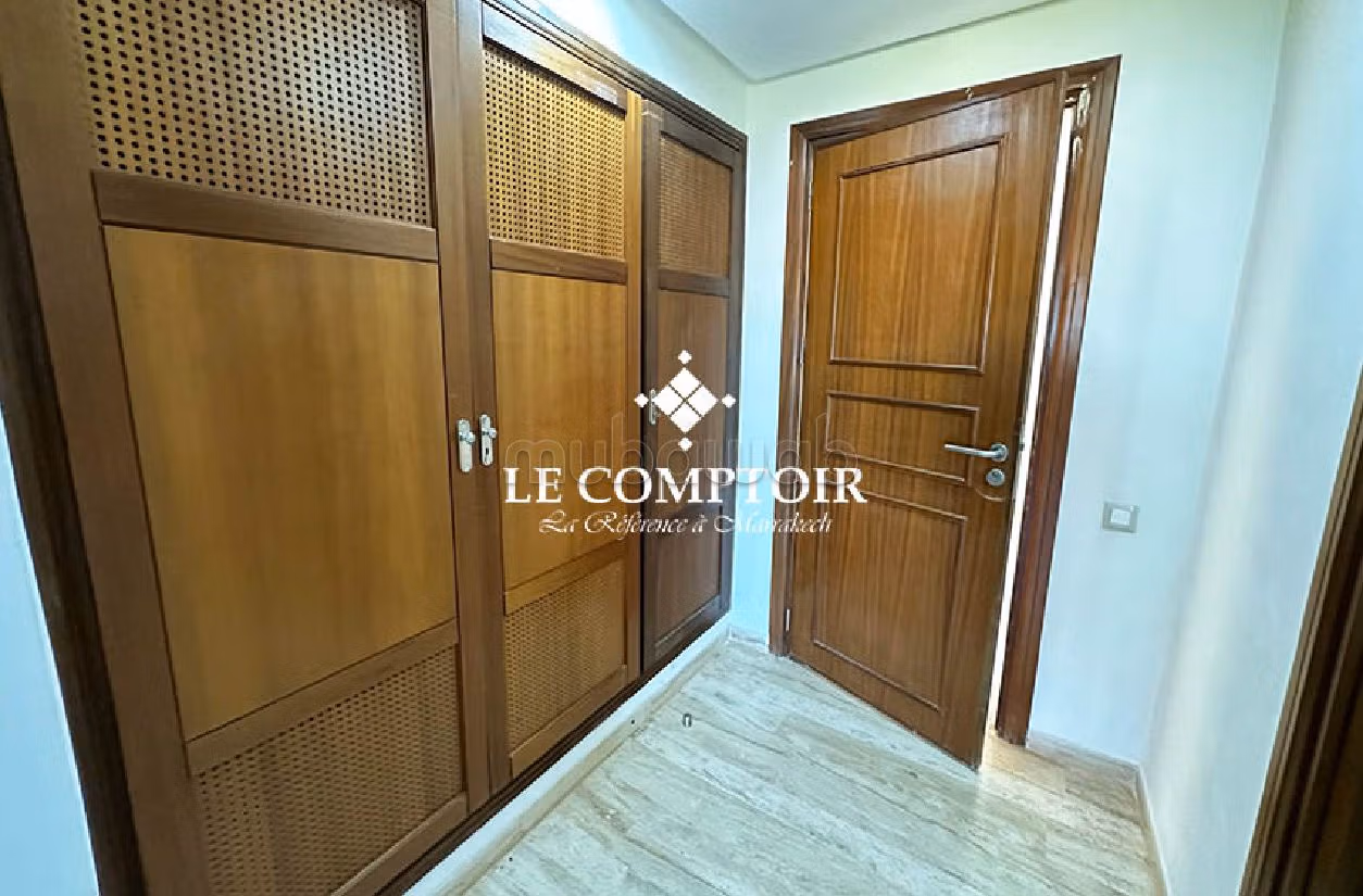 Fabulous villa for sale in Route de Fez. 3 lovely rooms. Storage unit