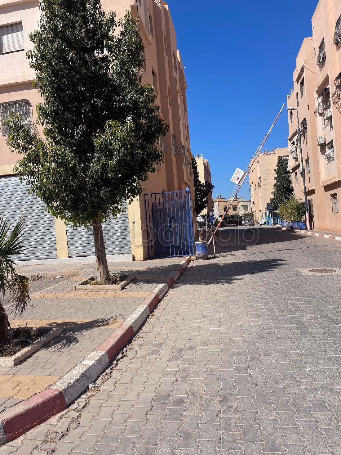 مكاتب ومحلات للبيع بالمحاميد. المساحة 27 م². بواب. 