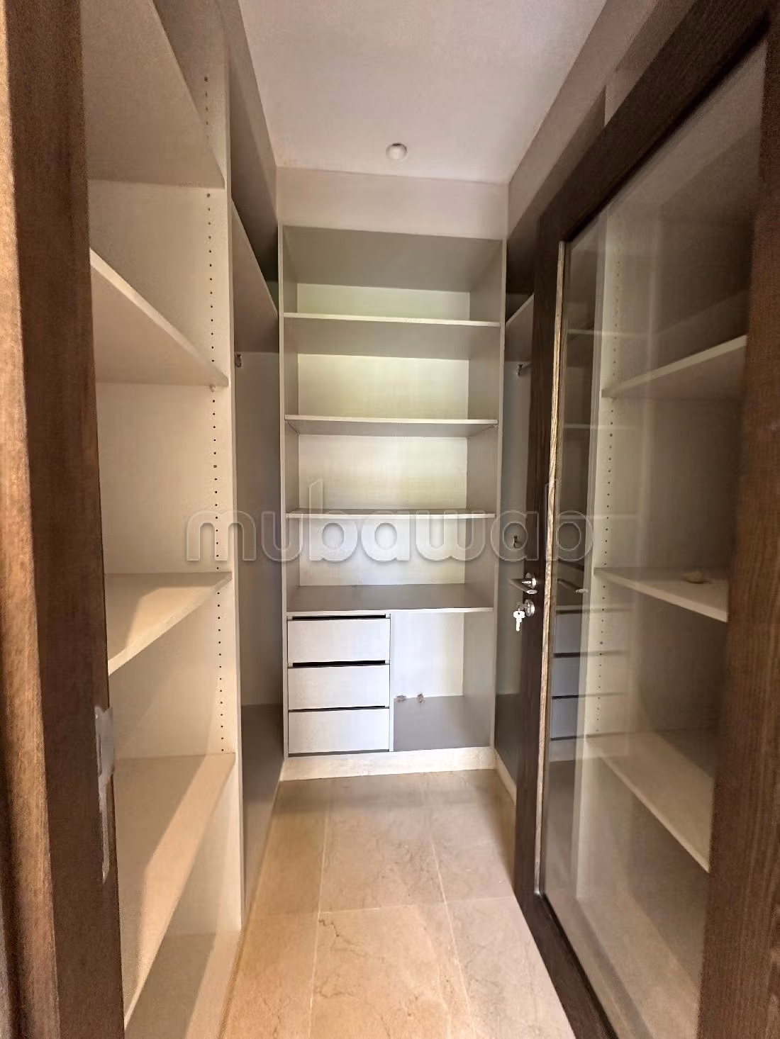 Splendido appartamento in affitto. 3 camere da letto. Salone tradizionale marocchino e sistema di videosorveglianza. 