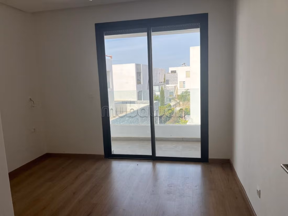 Appartementen om te huren in Bouskoura Ville. Totale oppervlakte 240 m². Met terras en lift