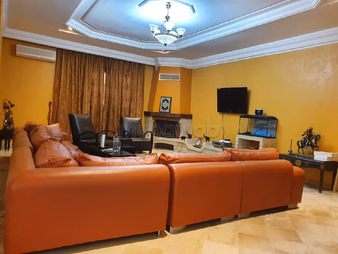 Une immense villa S8 à vendre à Chotrana 3