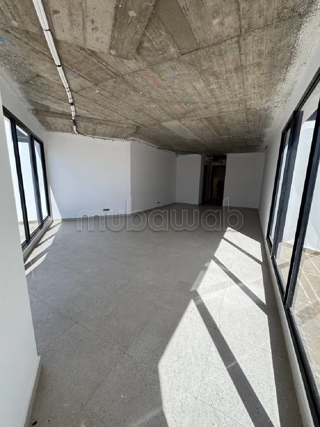 Te koop: kantoorruimte in Oasis. Totale oppervlakte 129 m². Dubbel glas en extra beveiligde deur. 