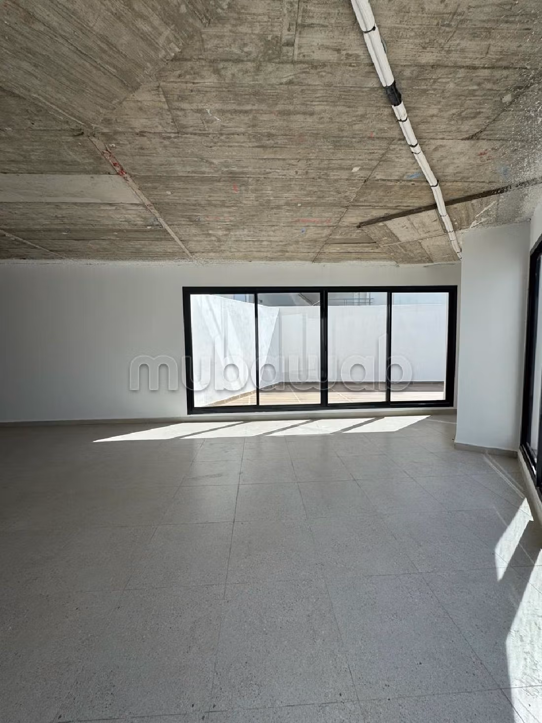 Te koop: kantoorruimte in Oasis. Totale oppervlakte 129 m². Dubbel glas en extra beveiligde deur. 