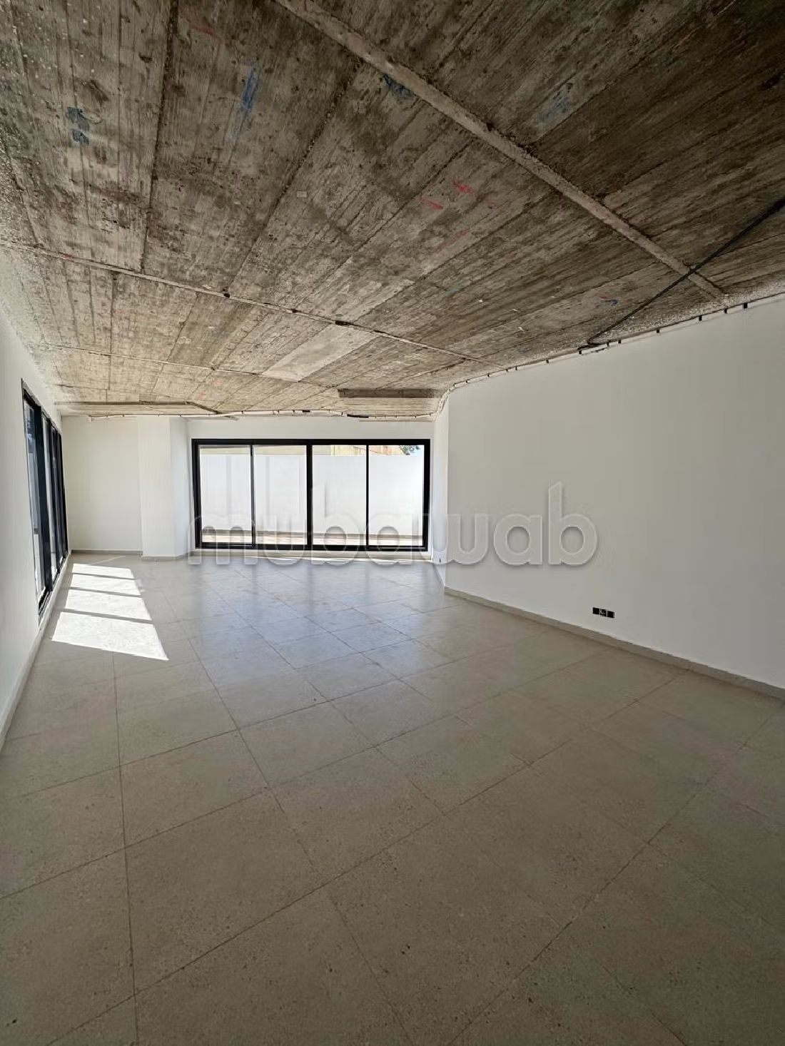 Te koop: kantoorruimte in Oasis. Totale oppervlakte 129 m². Dubbel glas en extra beveiligde deur. 