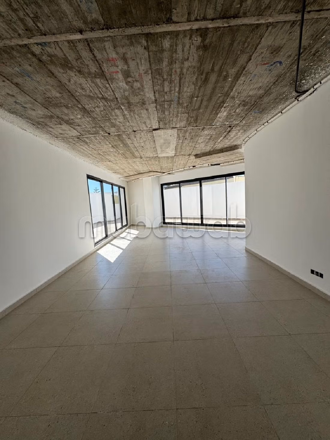 Te koop: kantoorruimte in Oasis. Totale oppervlakte 129 m². Dubbel glas en extra beveiligde deur. 