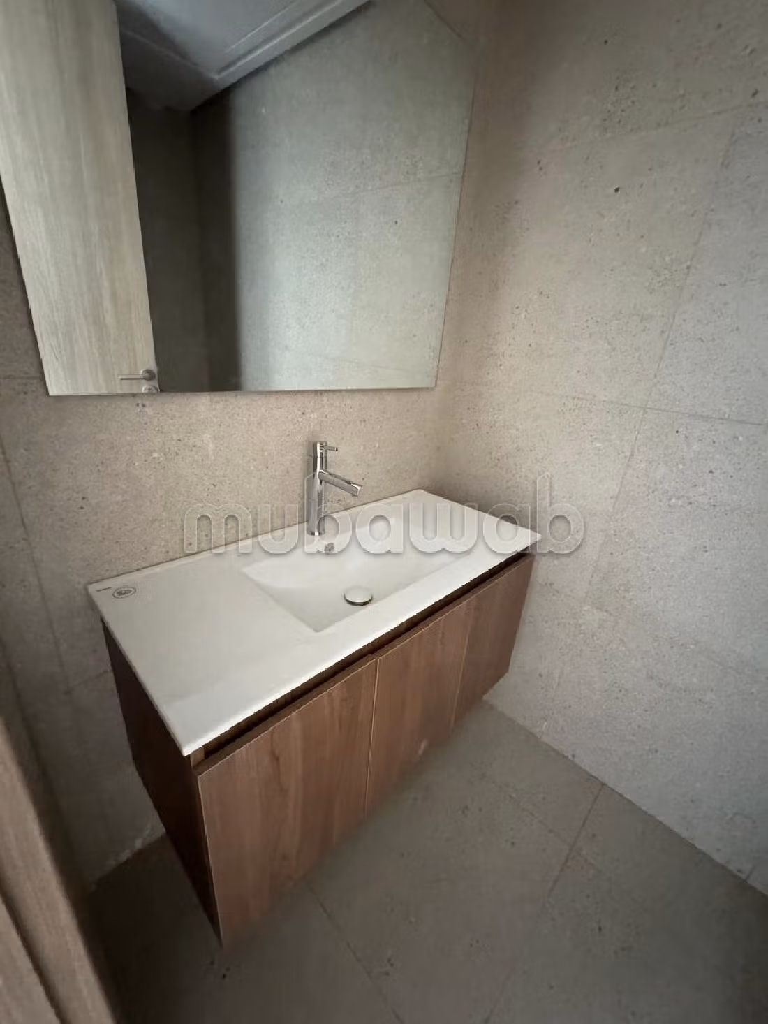 Te koop: kantoorruimte in Oasis. Totale oppervlakte 129 m². Dubbel glas en extra beveiligde deur. 