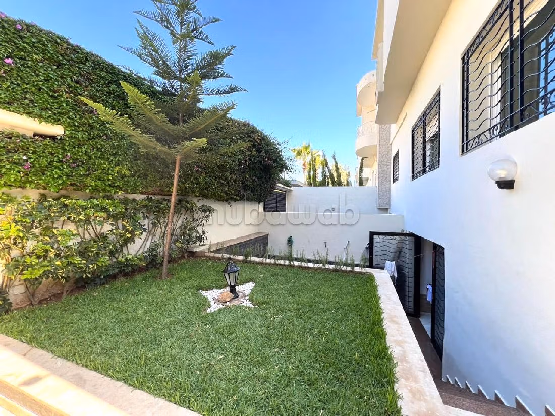 منزل ممتاز للبيع بسيدي معروف. 4 غرف. تتوفر الإقامة على خدمة الكونسياج ونظام تكييف الهواء. 