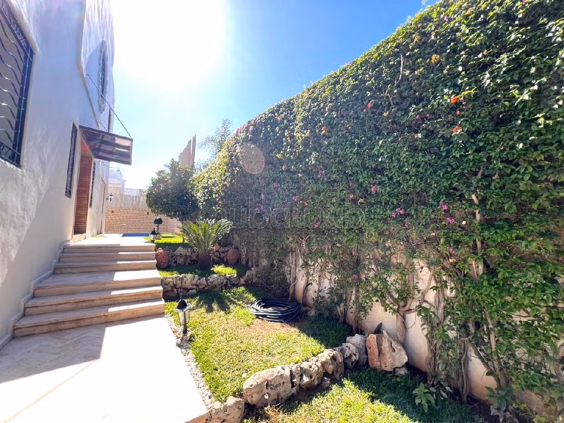 منزل ممتاز للبيع بسيدي معروف. 4 غرف. تتوفر الإقامة على خدمة الكونسياج ونظام تكييف الهواء. 