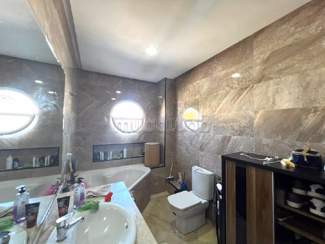 منزل ممتاز للبيع بسيدي معروف. 4 غرف. تتوفر الإقامة على خدمة الكونسياج ونظام تكييف الهواء. 