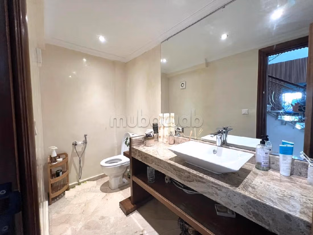 منزل ممتاز للبيع بسيدي معروف. 4 غرف. تتوفر الإقامة على خدمة الكونسياج ونظام تكييف الهواء. 