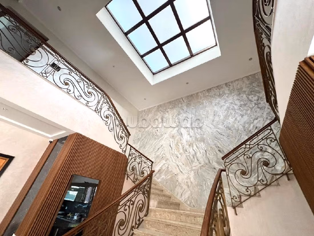 منزل ممتاز للبيع بسيدي معروف. 4 غرف. تتوفر الإقامة على خدمة الكونسياج ونظام تكييف الهواء. 