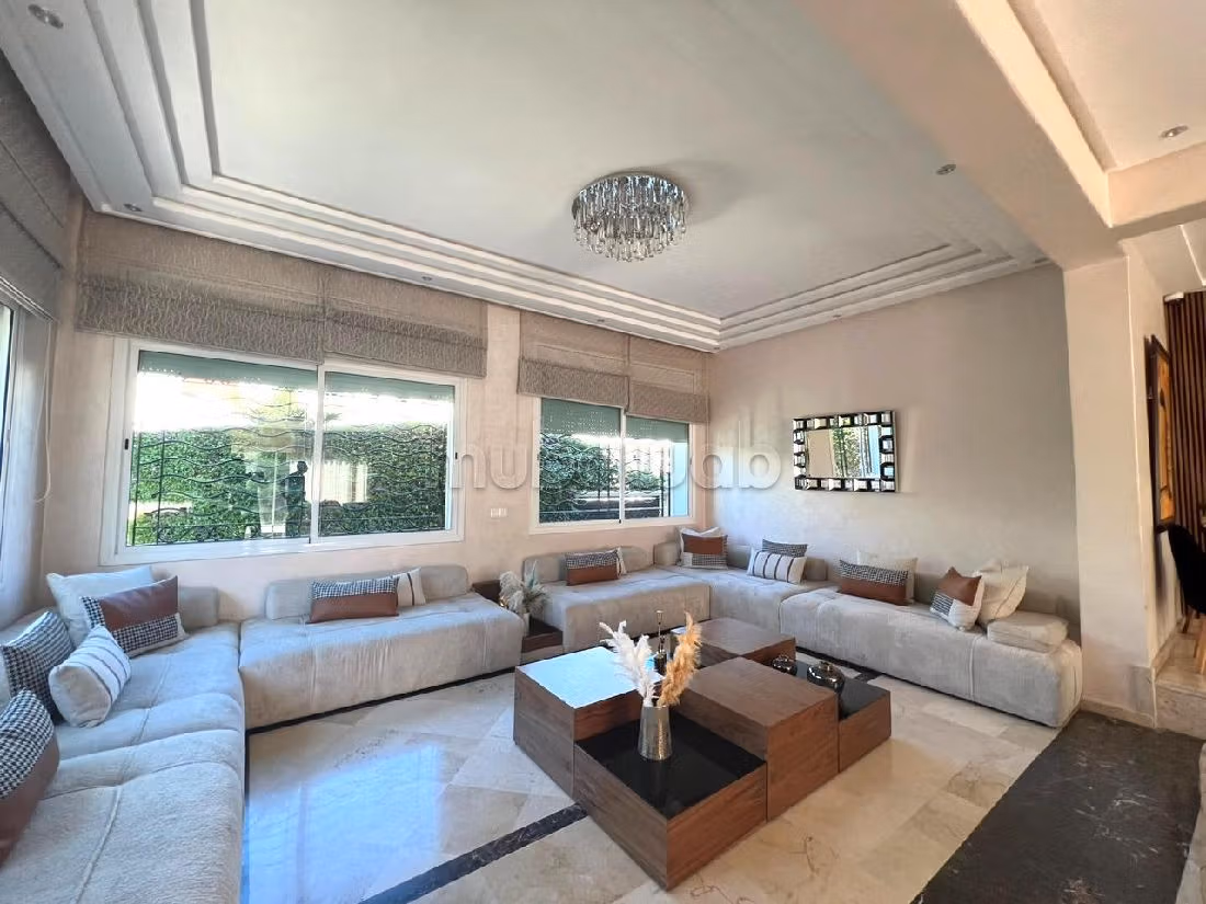 منزل ممتاز للبيع بسيدي معروف. 4 غرف. تتوفر الإقامة على خدمة الكونسياج ونظام تكييف الهواء. 