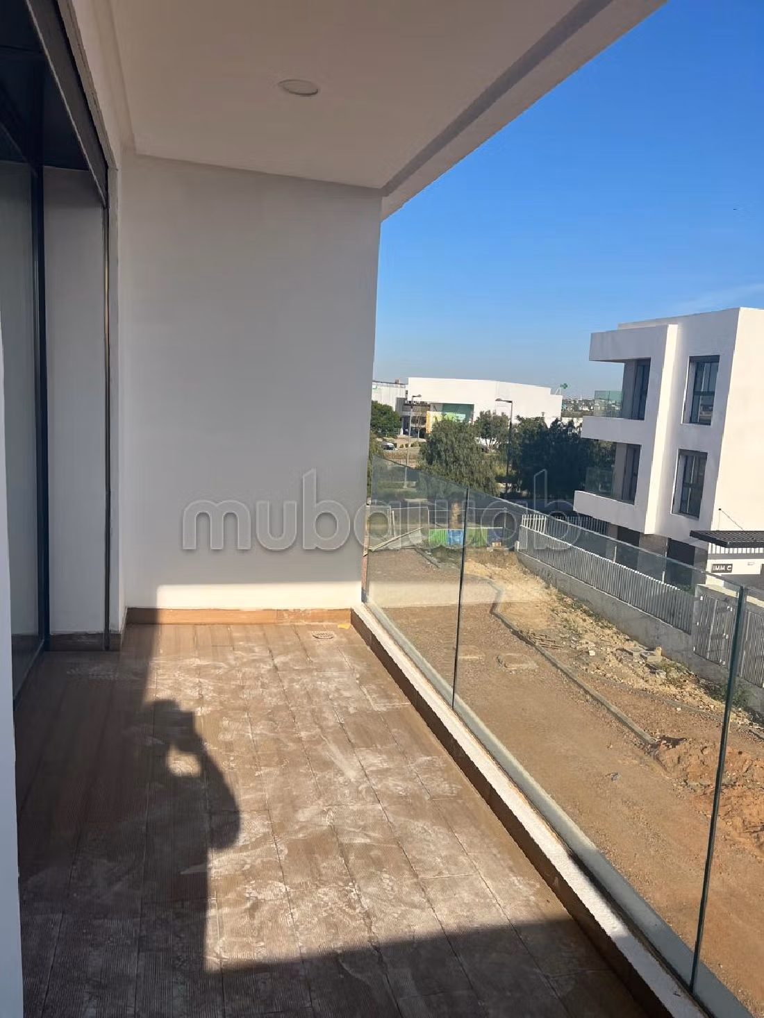 Find an apartment for rent in Bouskoura Ville. 4 large living areas. Caretaker service and air conditioning