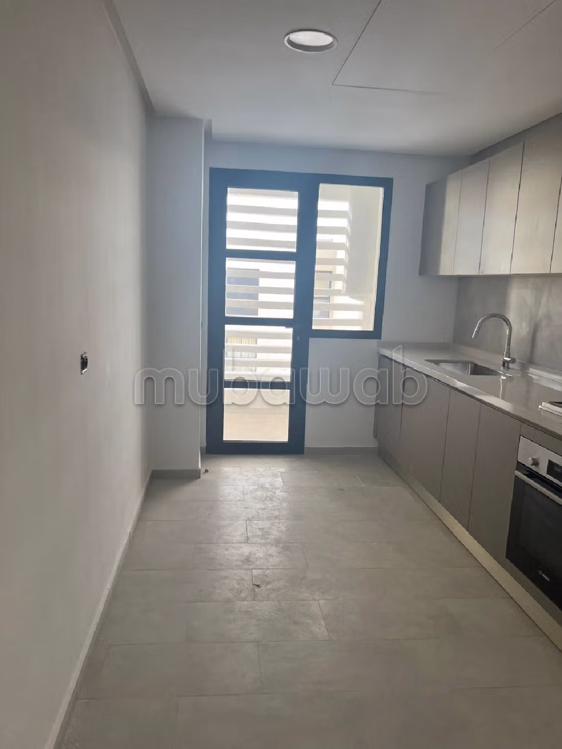 Find an apartment for rent in Bouskoura Ville. 4 large living areas. Caretaker service and air conditioning