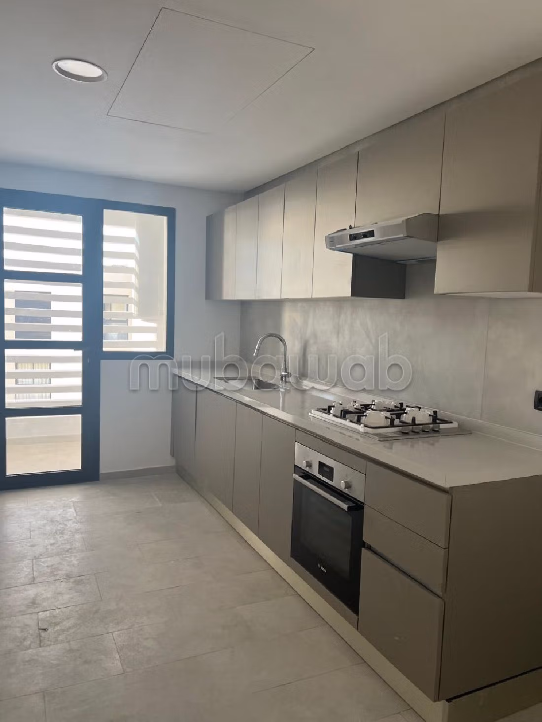 Find an apartment for rent in Bouskoura Ville. 4 large living areas. Caretaker service and air conditioning