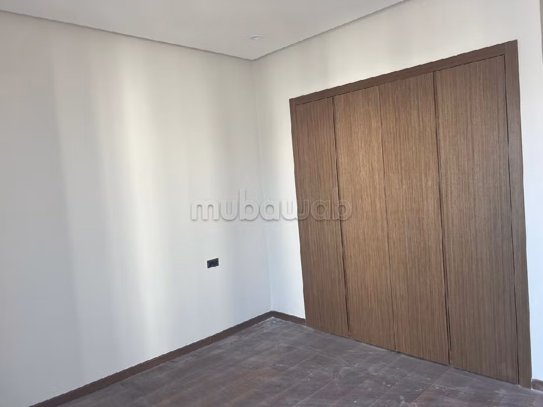 Find an apartment for rent in Bouskoura Ville. 4 large living areas. Caretaker service and air conditioning