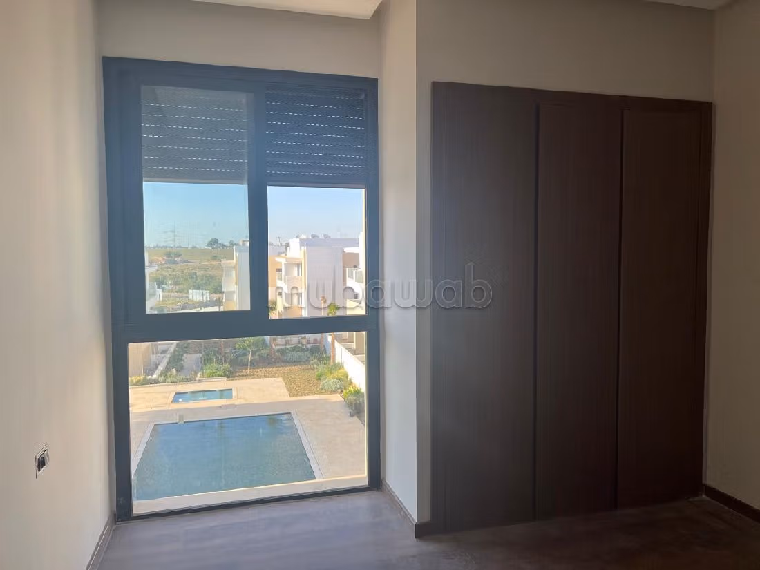Find an apartment for rent in Bouskoura Ville. 4 large living areas. Caretaker service and air conditioning
