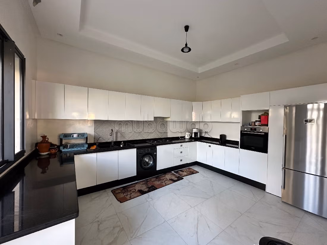 Maestosa residenza di lusso in vendita a Route de Tahanaout. 6 ampi locali. Con camino e aria condizionata. 