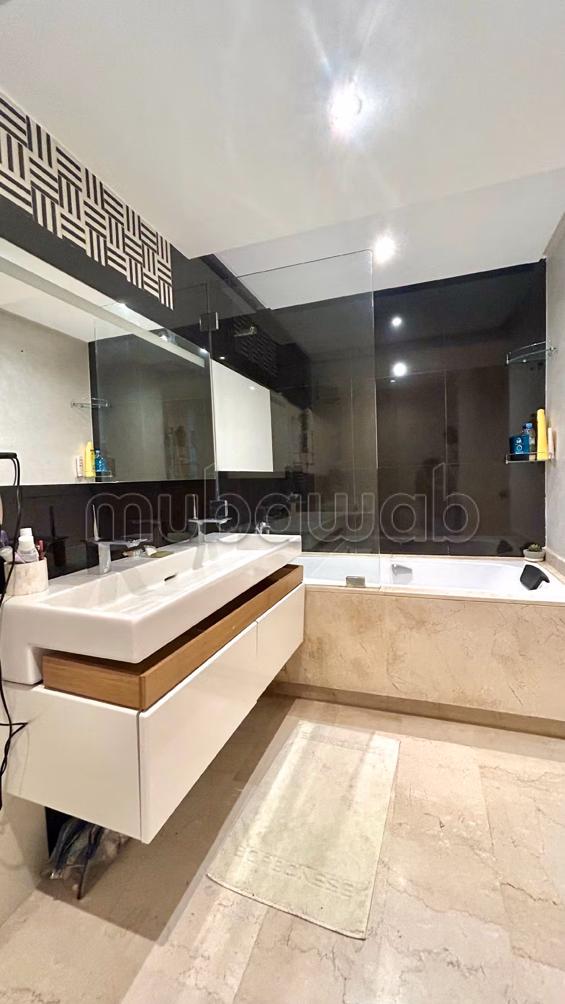 Affitta il tuo appartamento a Triangle d'Or. Superficie di 140 m². Televisore.