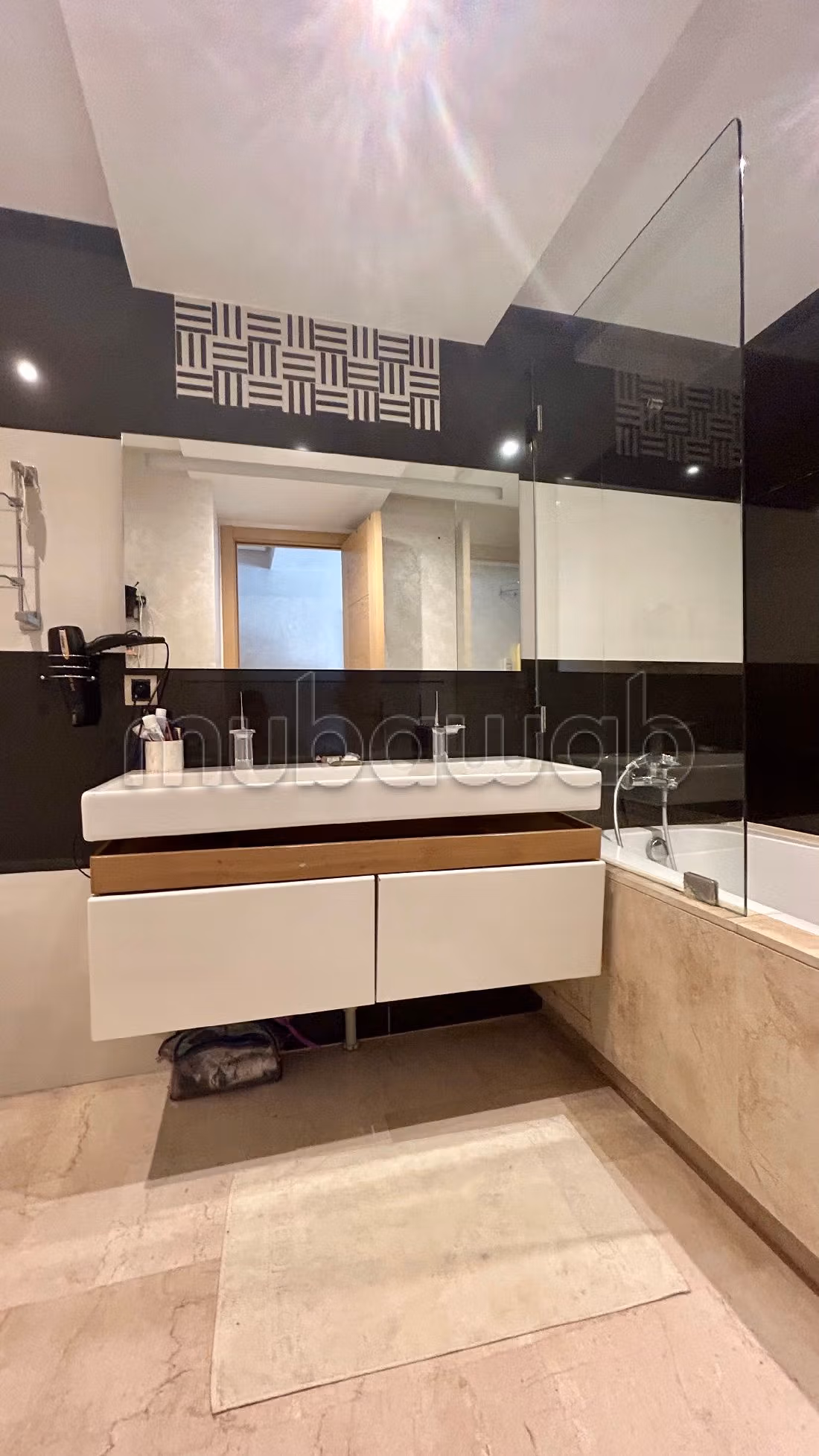 Affitta il tuo appartamento a Triangle d'Or. Superficie di 140 m². Televisore.