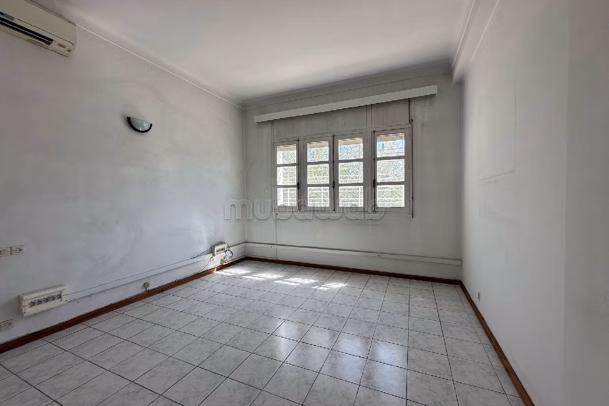 Offices & shops for sale in Agdal. Total area 514 m².