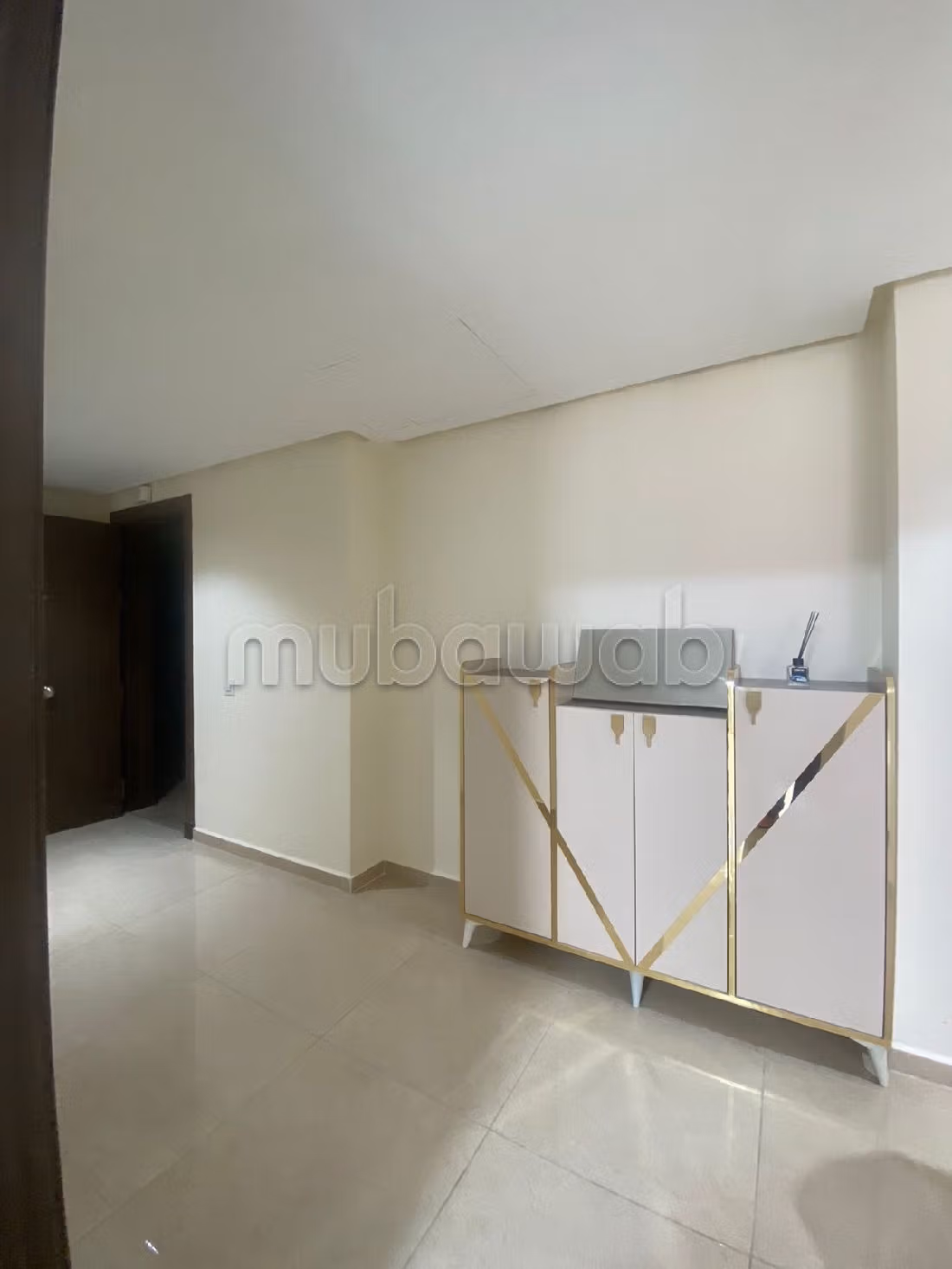 شقة رائعة للايجار ب الحي الإداري. 4 قطع. مفروشة.