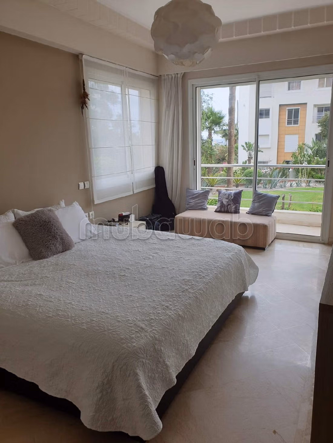 Splendido appartamento in affitto a Ain Diab. 3 belle camere da letto. Posto auto e giardino. 