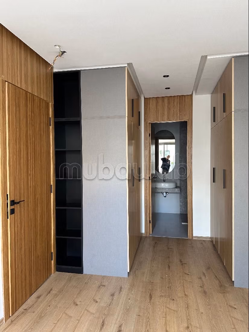 Se vende piso en Maârif Extension. Superficie de 62 m². Conserje disponible, aire condicionado general. 