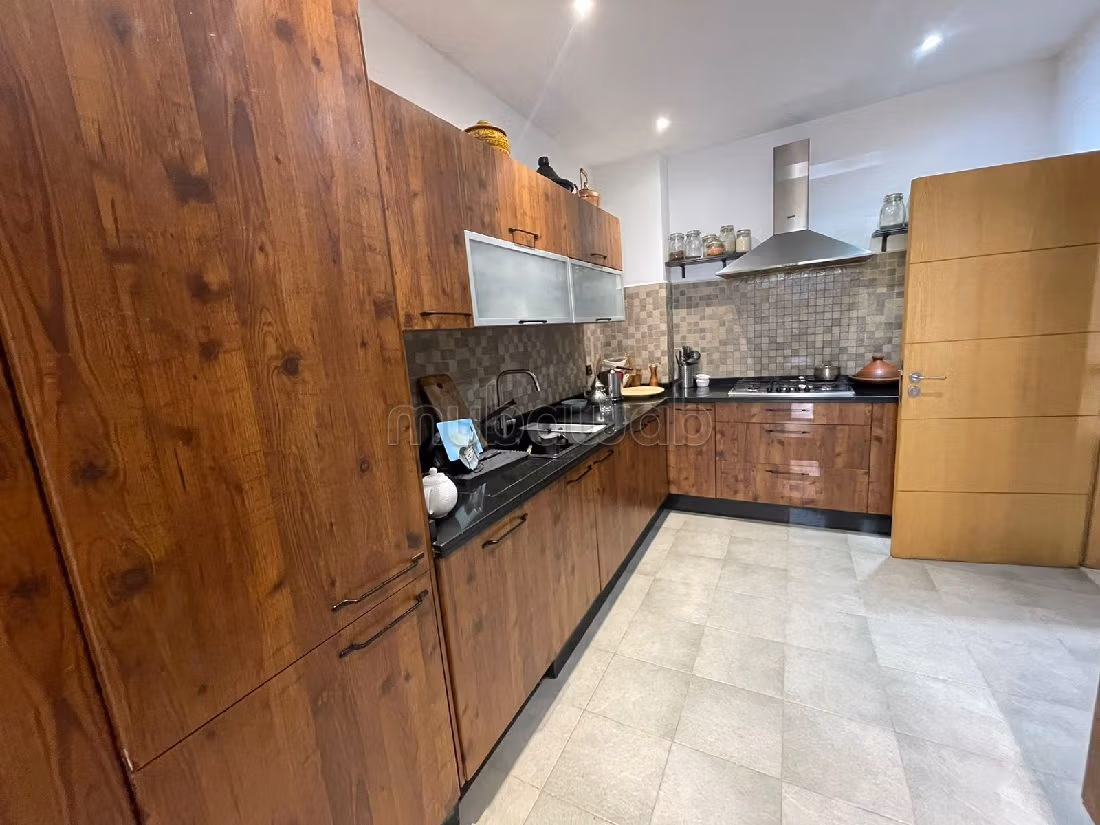 Luxury house for rent. 5 rooms. Large swimming pool. 