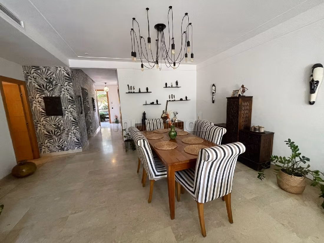 Luxury house for rent. 5 rooms. Large swimming pool. 