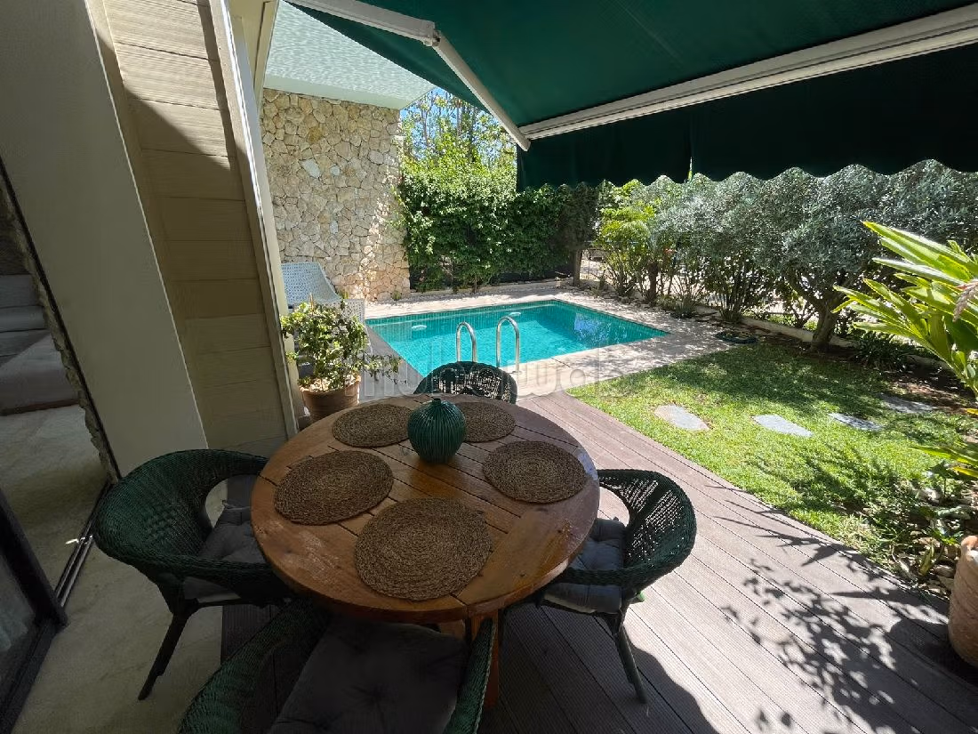 Luxury house for rent. 5 rooms. Large swimming pool. 