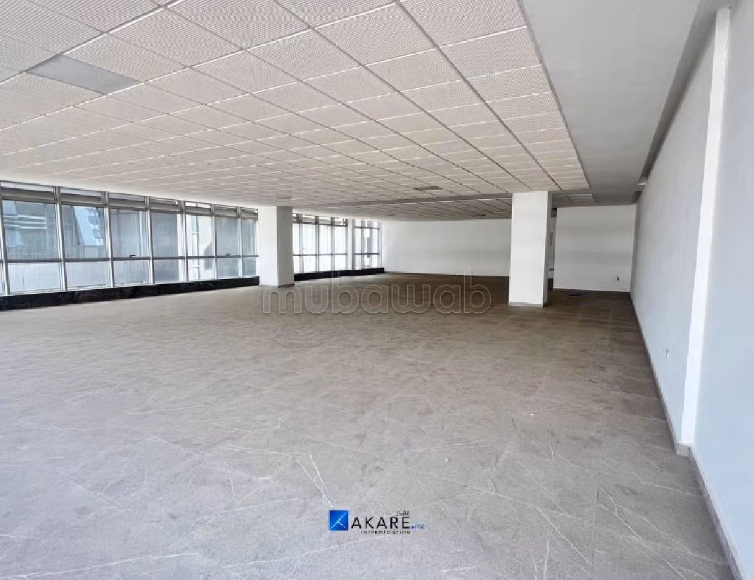 عقارت تجارية للكراء ب سيدي معروف. المساحة 250 م². باب متين ومدفئة مركزية. 